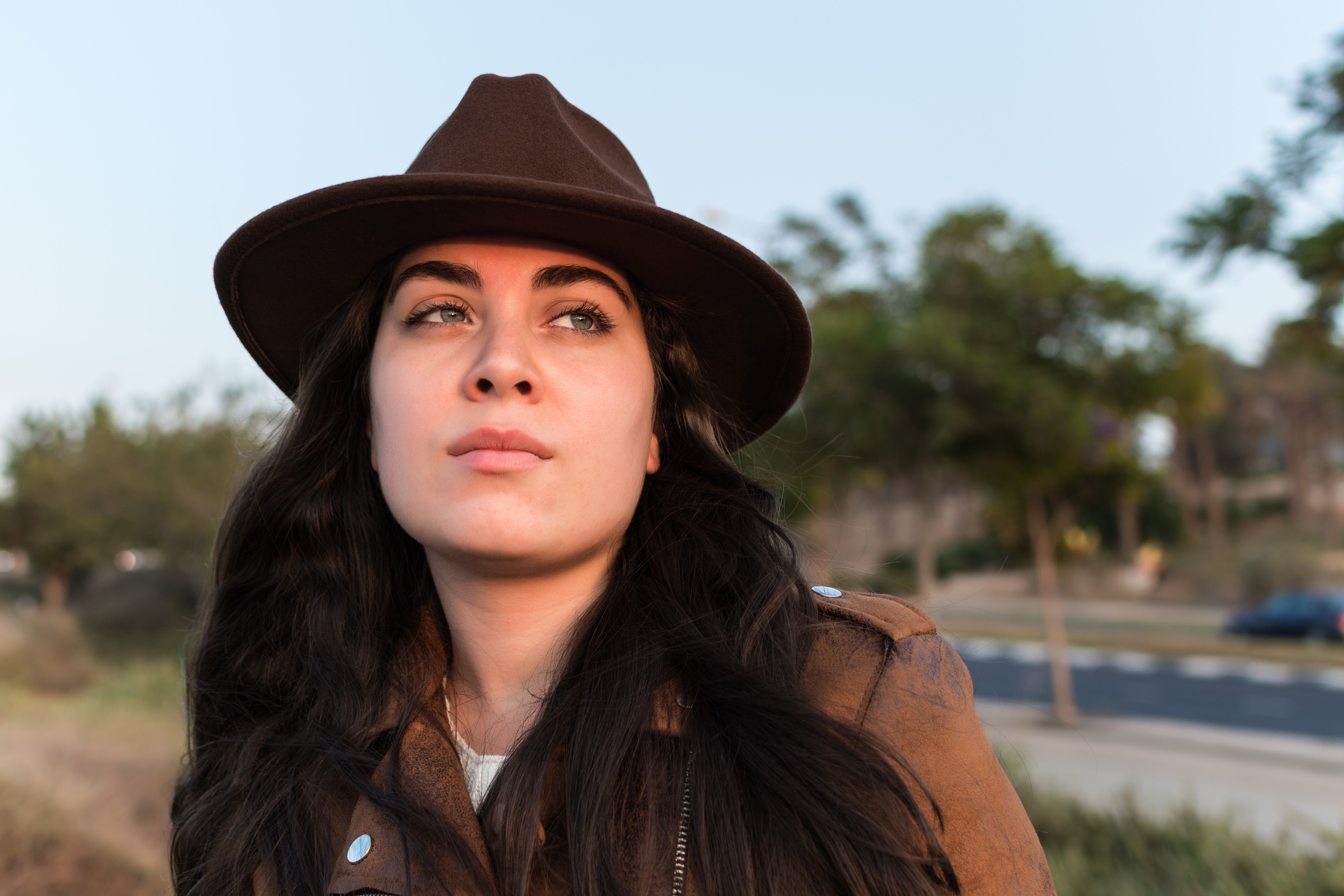 files/joven-mujer-caucasica-con-un-traje-de-vaquera-en-un-parque-natural-y-mirando-lo-lejos.jpg