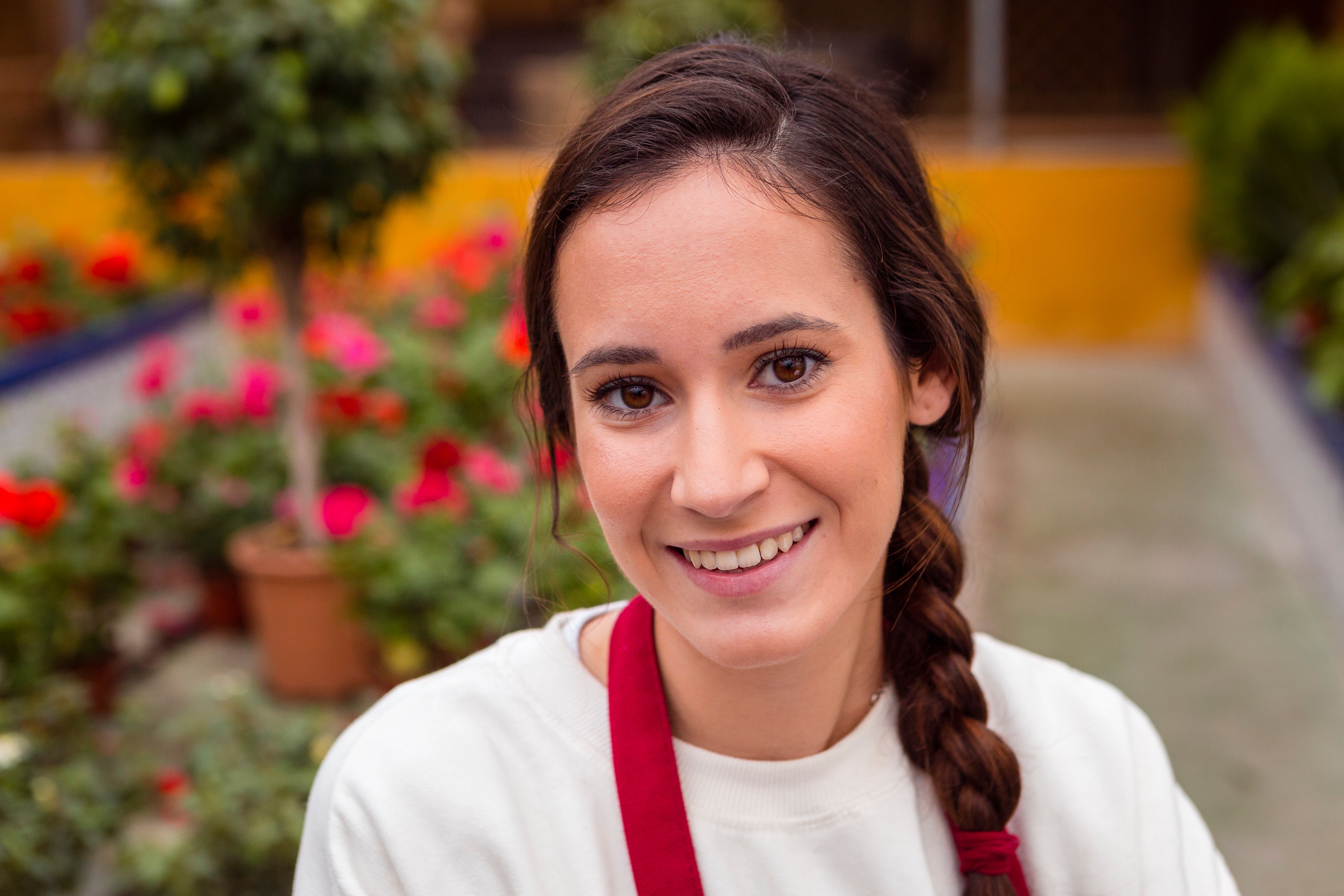 files/retrato-de-mujer-sonriente-vestida-con-ropa-de-jardineria.jpg